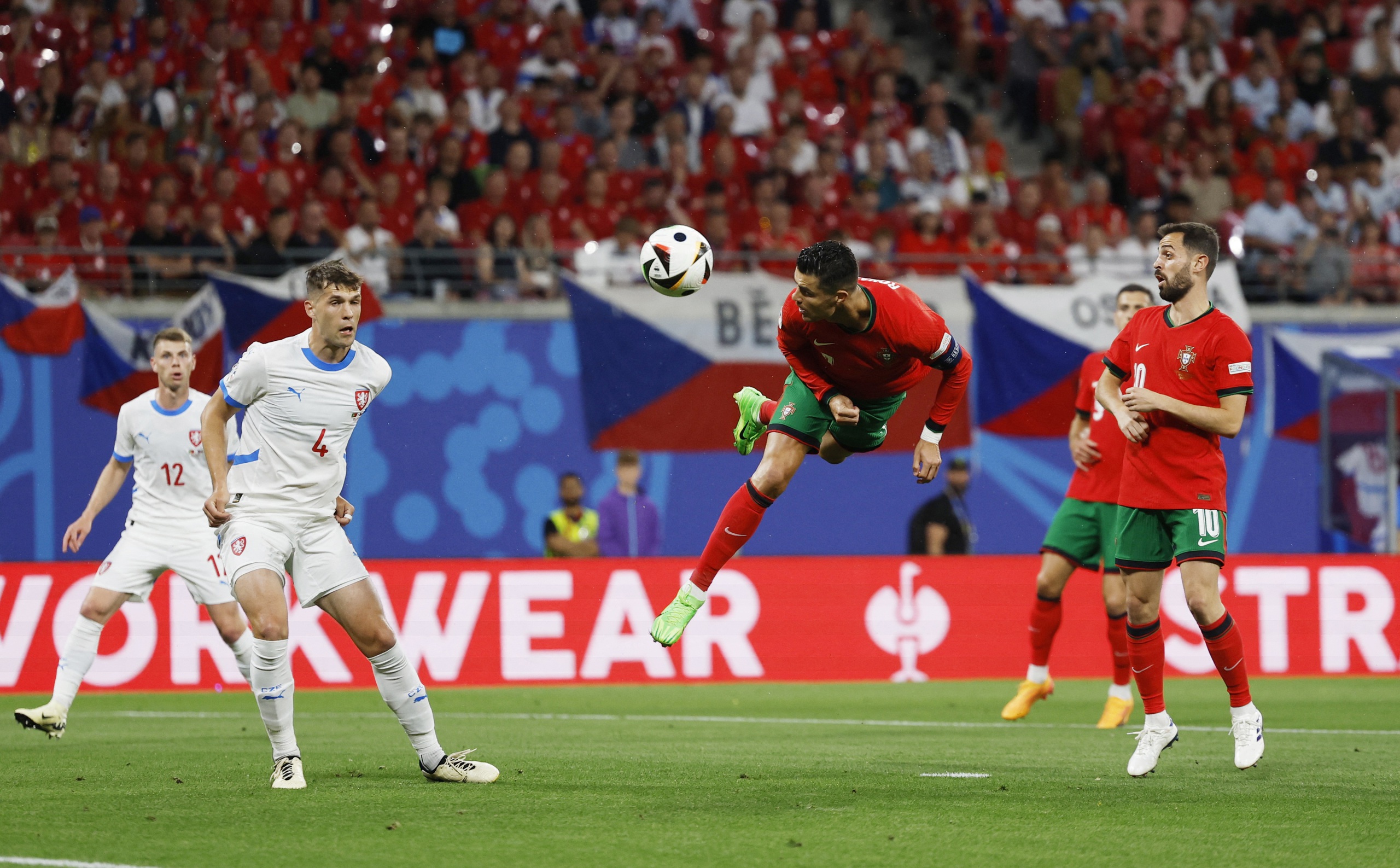 Ronaldo phung phí cơ hội, đội tuyển Bồ Đào Nha 'toát mồ hôi' mới thắng nổi CH Czech- Ảnh 3.